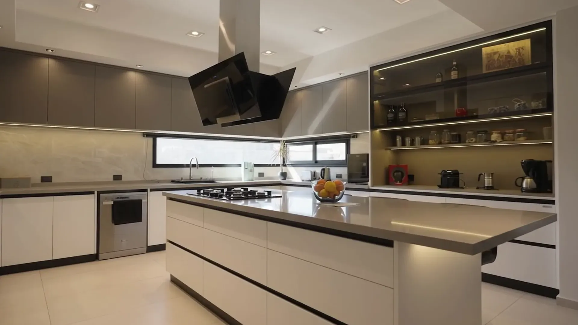 Recorrido por una cocina de Brothers con isla y frentes claros