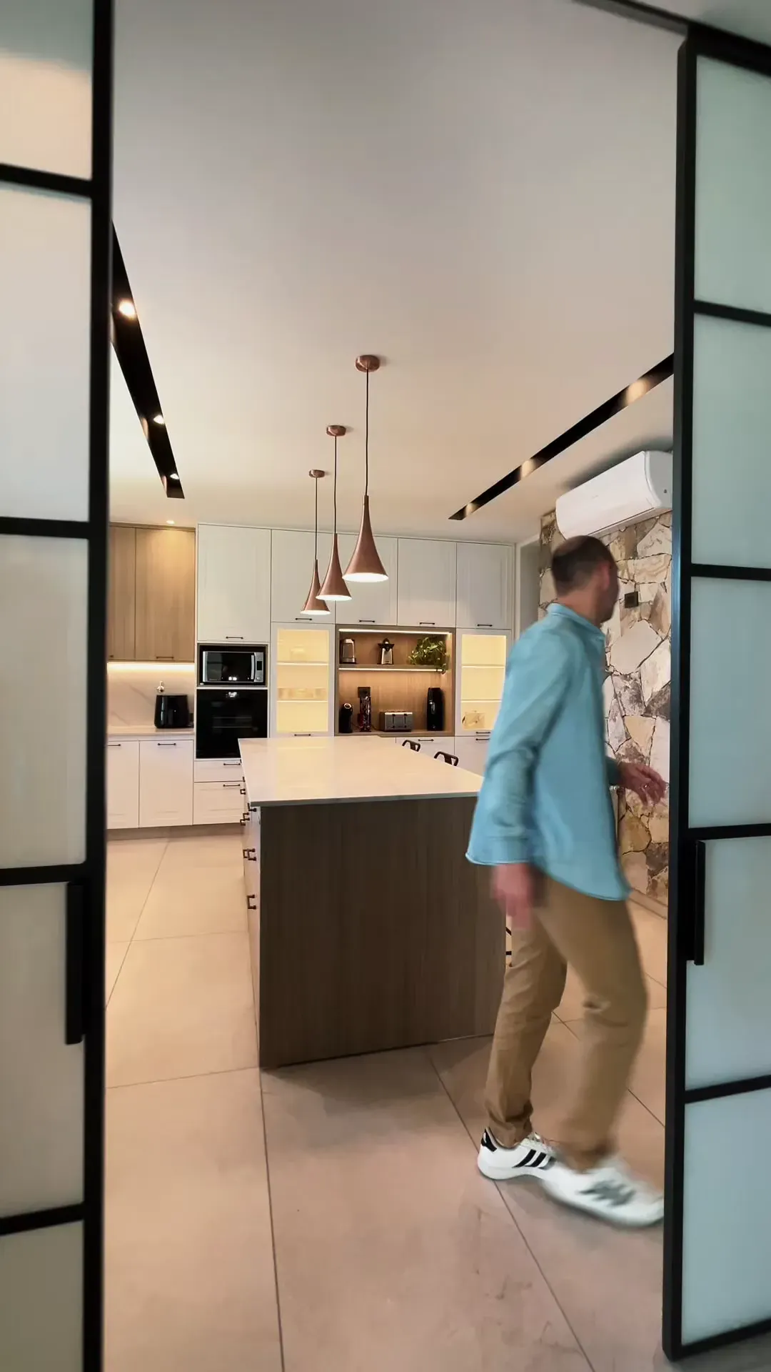 Recorrido por una cocina terminada: se prueban cajones, puertas y la isla