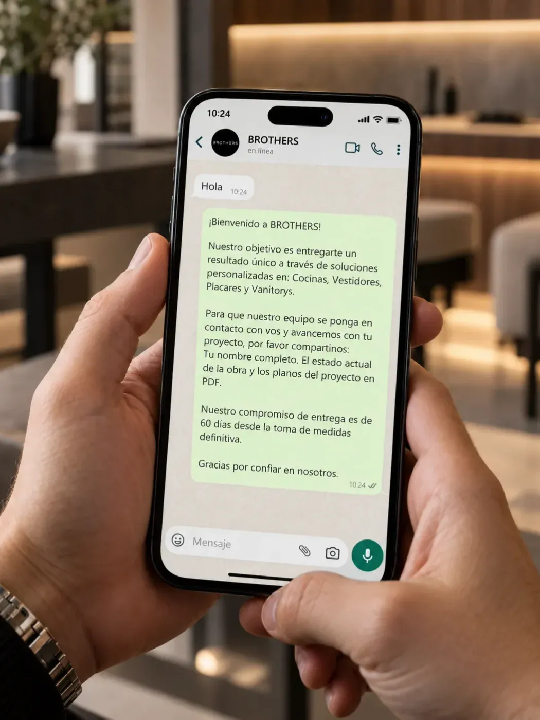 Celular con el chat de WhatsApp de Brothers: el mensaje de bienvenida pide nombre, estado de la obra y planos