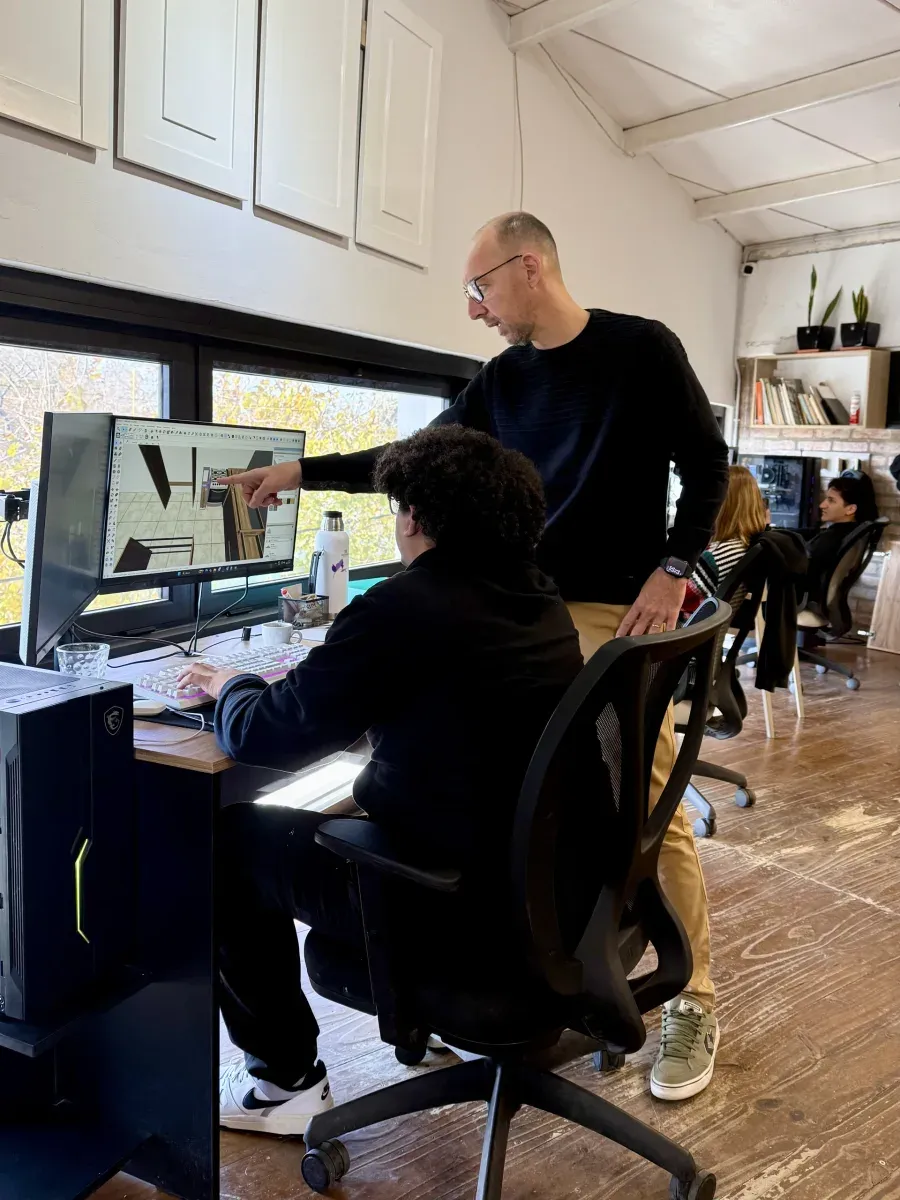 Ajuste del diseño: un diseñador revisa el modelo 3D junto a otro integrante del equipo