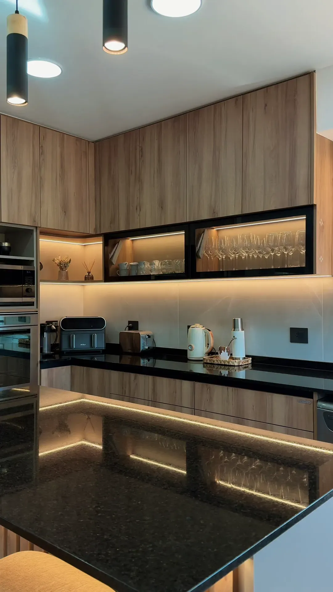 Recorrido por una cocina Brothers terminada, con alacenas de vidrio iluminadas