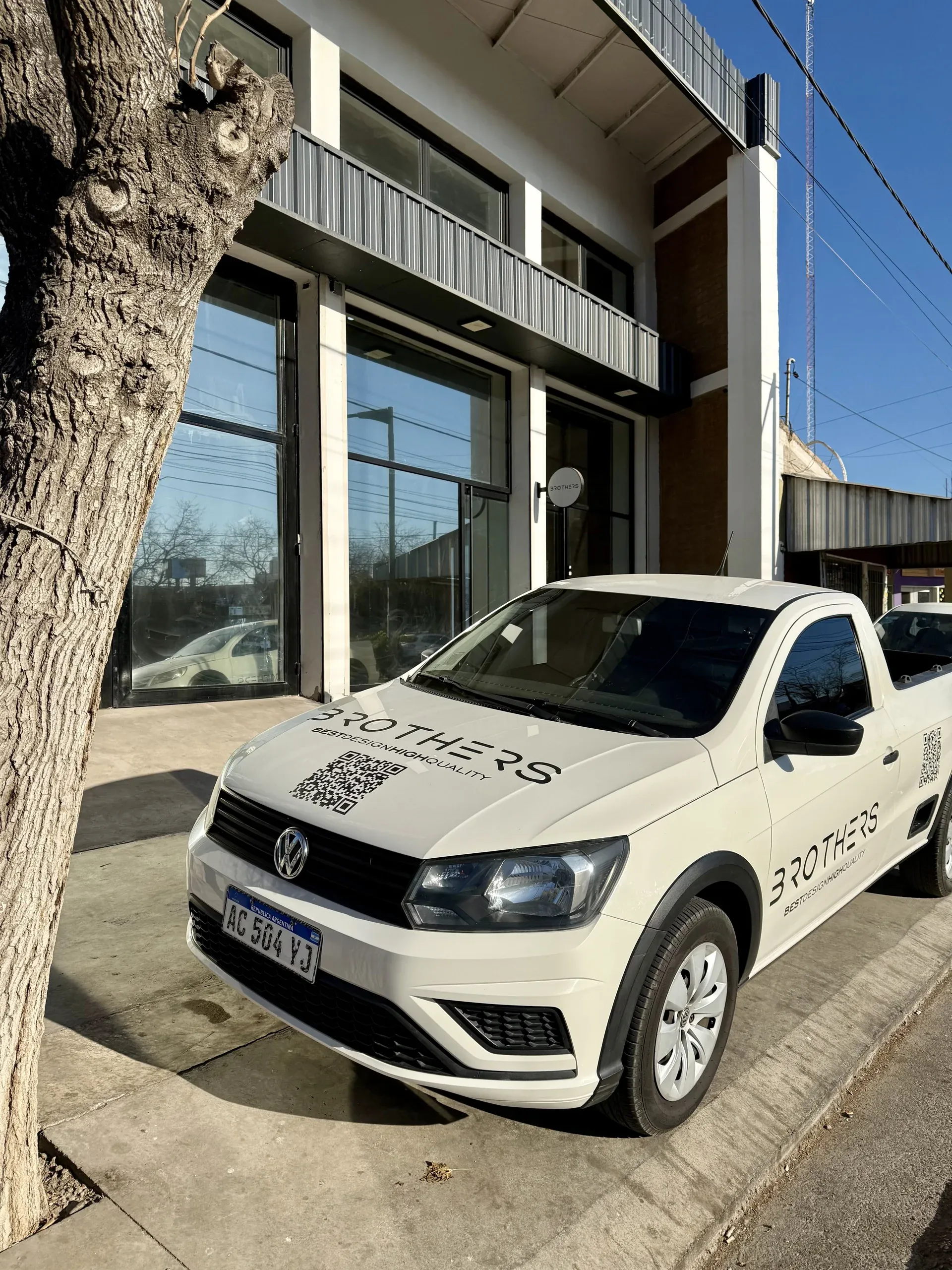 Fachada de Brothers hoy, con la camioneta de la empresa en la vereda
